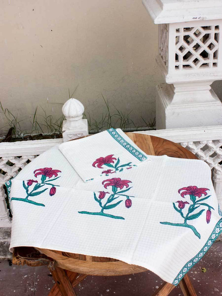 https://world.pinklay.com/cdn/shop/products/Pinklay-Onam-Floral-Hand-Towel-Set01_1024x1024.jpg?v=1570109759